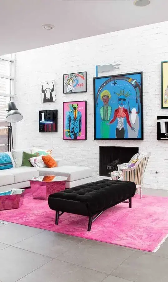 tapete magenta para decoração de sala clean com mural de quadros coloridos Foto Assetproject