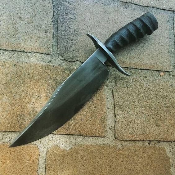tipos de facas - faca com lâmina escura 
