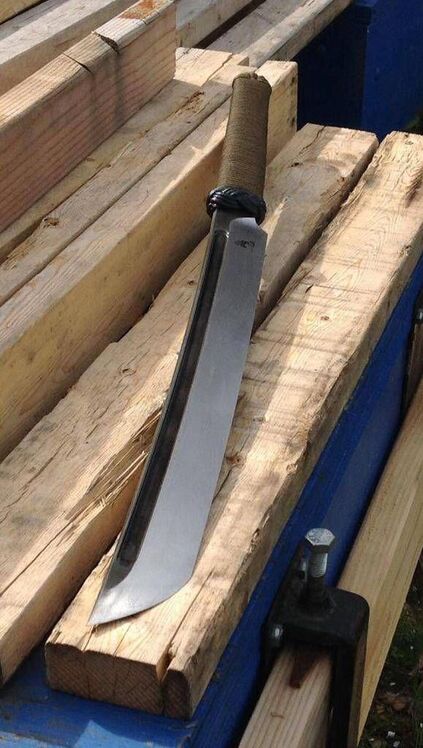 tipos de facas - faca grande com lâmina longa 