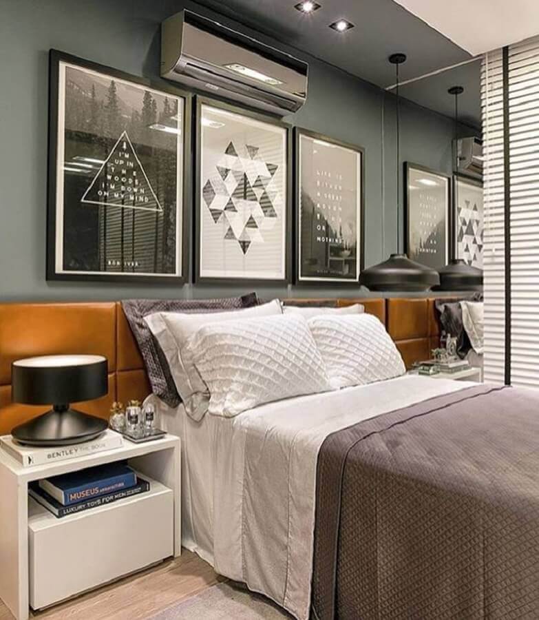 trio de quadros para quarto de casal moderno com parede cinza e cabeceira de couro Foto Revista VD