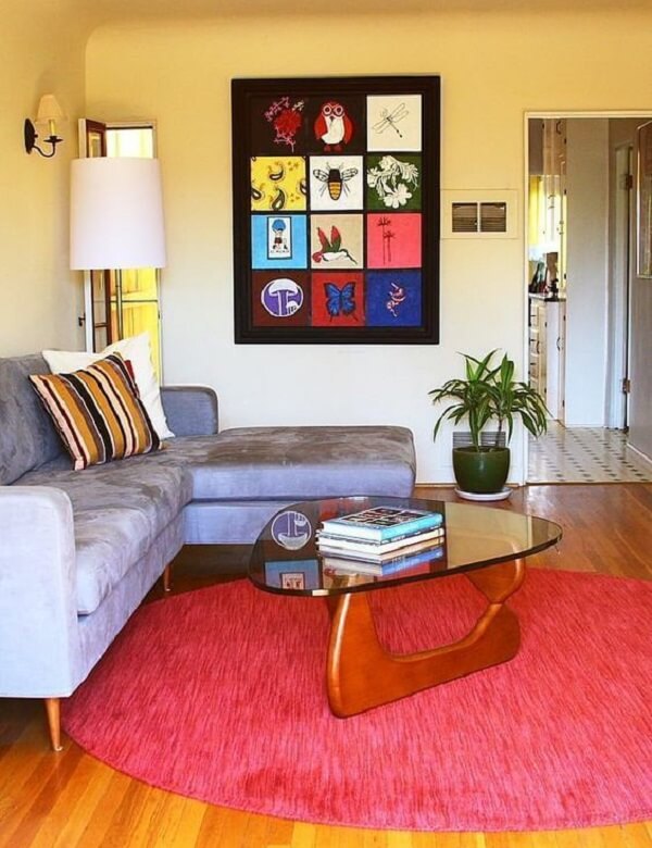 Modelo de tapete redondo rosa delimita a área da sala de estar