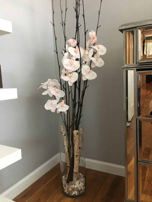 Para a decoração do ambiente coloque as orquídeas dentro do cachepot de vidro
