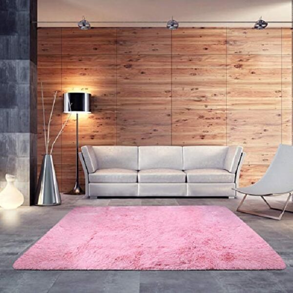 O tapete rosa chama a atenção no cômodo