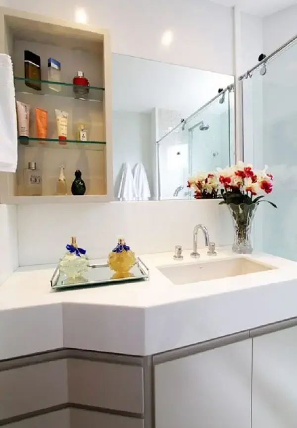 A bandeja para banheiro espelhada organiza as saboneteiras do espaço