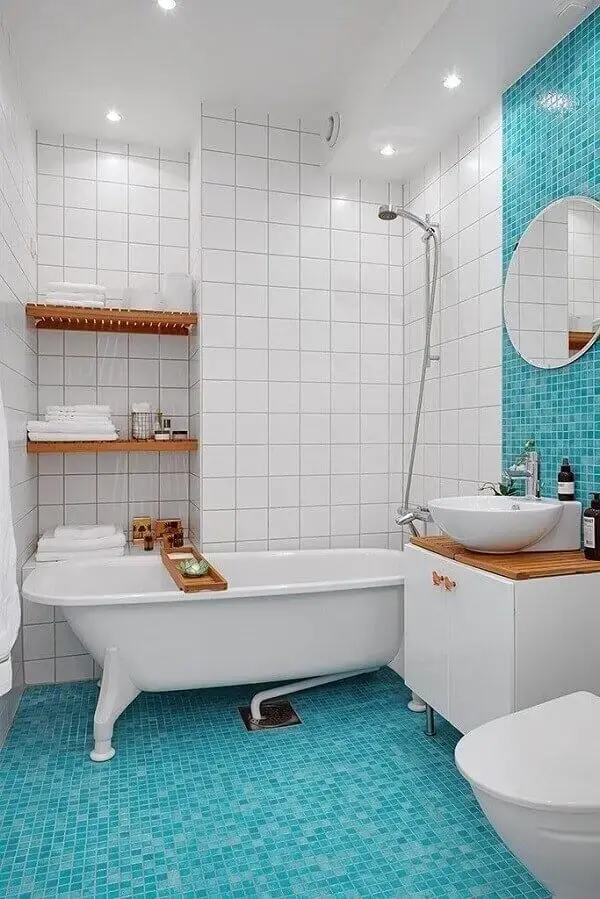 A cerâmica para banheiro branca se mistura com as pastilhas azuis do piso. Fonte: Viver em Casa