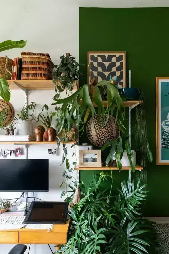 A parede verde e as plantas transformaram esse apartamento em um verdadeiro refúgio particular - Fonte: Life By Lufe
