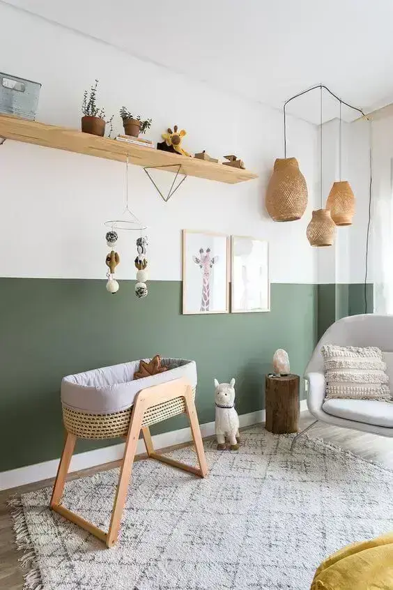 A pintura setorizada na parede em tom verde traz estilo para a decoração do quarto de bebê - Fonte: NaToca Design