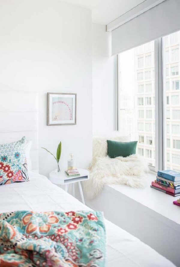 As roupas de cama estampadas trazem um toque alegre para o quarto branco. Fonte: Pinterest