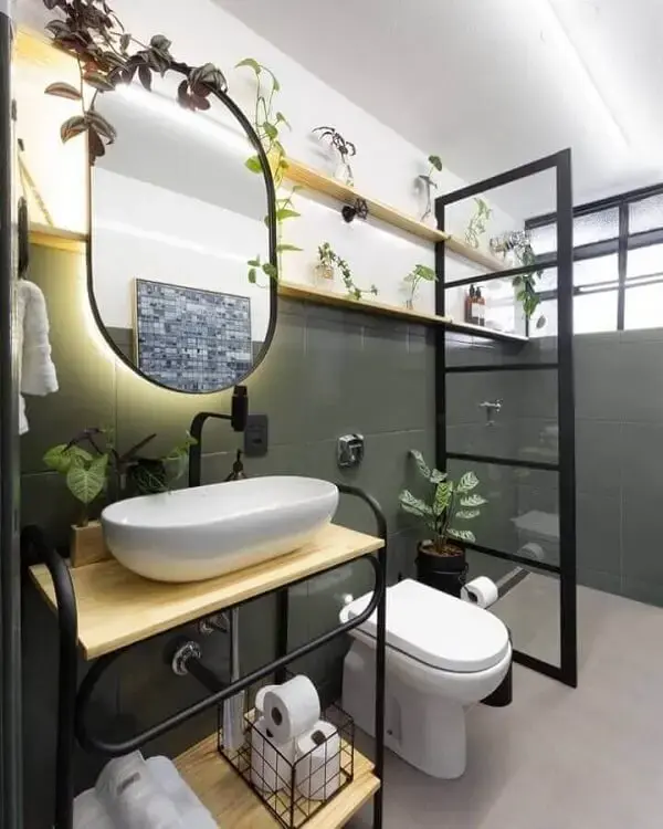 Banheiro com estilo industrial decorado com cerâmica e vasos de plantas. Fonte: Matheus Ilt