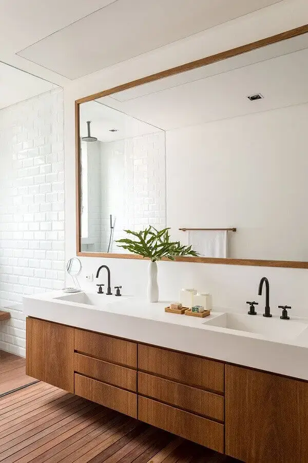 Banheiro decorado com piso de madeira e cerâmica metro white. Fonte: Studio Kos