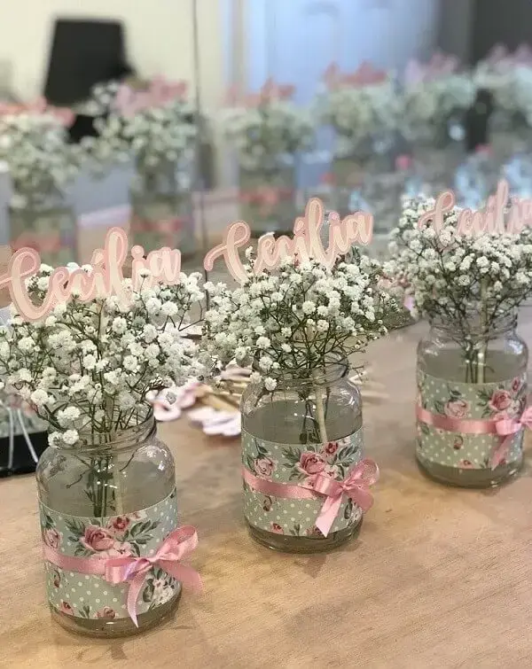 Centro de mesa personalizado com flor mosquitinho