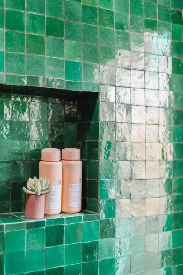 Cerâmica para banheiro em tom verde esmeralda. Fonte: Studio Diy