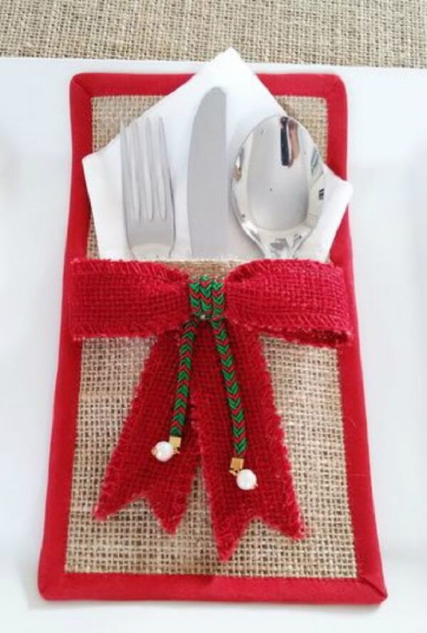 Decore a mesa de natal com porta talheres de tecido