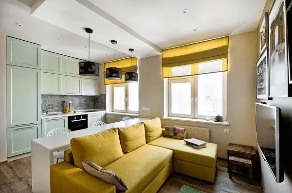 Decore a sala de estar com sofá amarelo