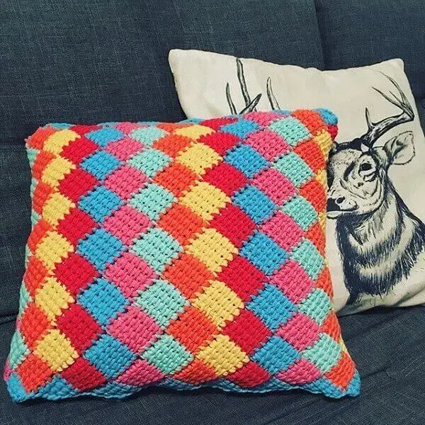 Decore o sofá com almofadas coloridas feitas em crochê tunisiano