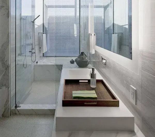 Escolha o modelo de bandeja para banheiro que mais se adapta a decoração do seu espaço