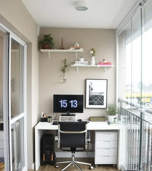 Utilize a varanda para montar seu escritório planejado e aproveite a entrada de luz natural no espaço