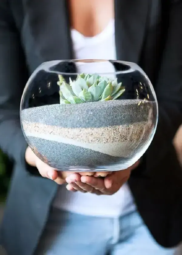 Forme lindos terrários com areia colorida dentro do recipiente de vidro