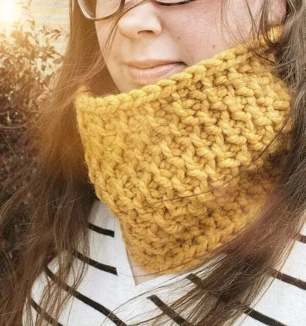 Gola de pescoço amarela feita em crochê tunisiano