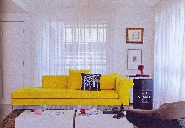 Modelo de sofá amarelo para sala de estar
