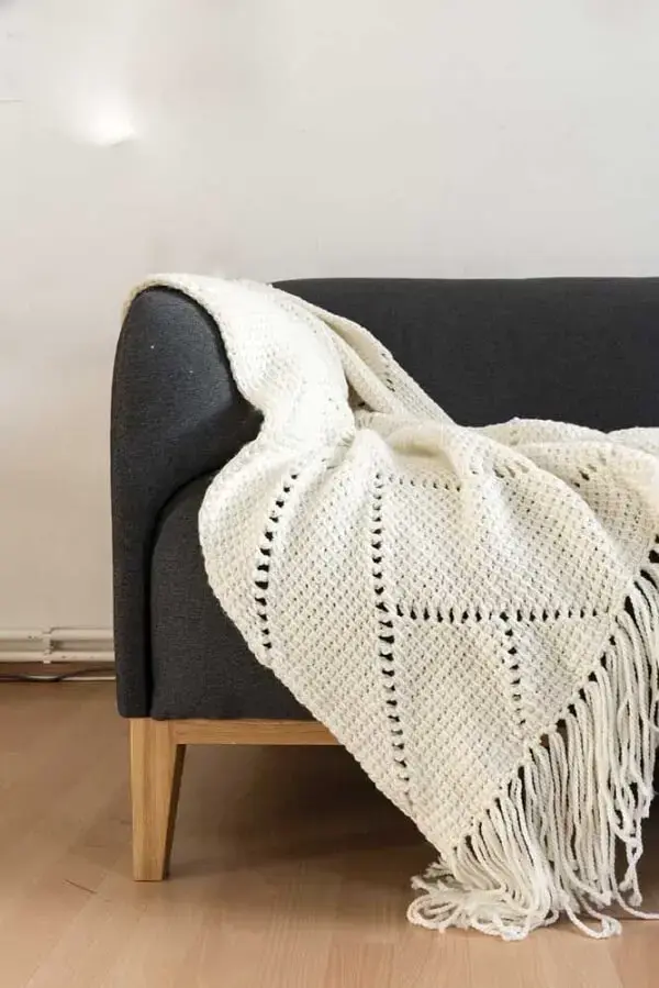Manta branca para o sofá feita em crochê tunisiano