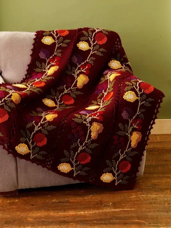Manta floral feita em crochê tunisiano