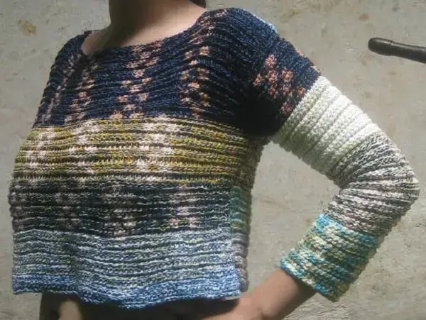 Modelo de blusa rústica feita com tramas fechadas do crochê tunisiano