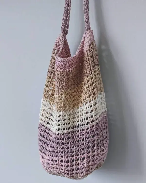 Modelo de bolsa feita em crochê tunisiano