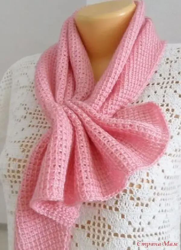 Modelo de gola de pescoço rosa feita em crochê tunisiano