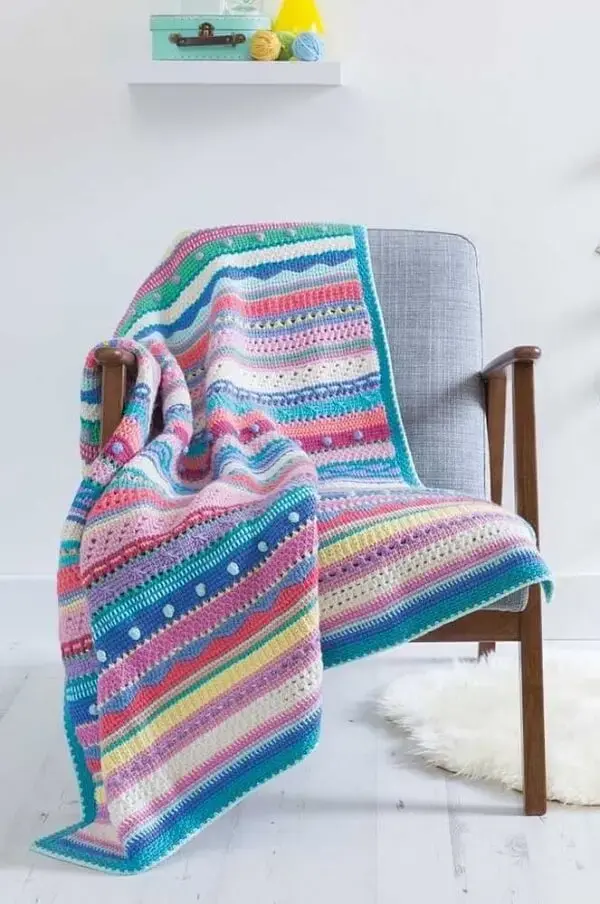 Modelo de manta colorida feita com a técnica de crochê tunisiano
