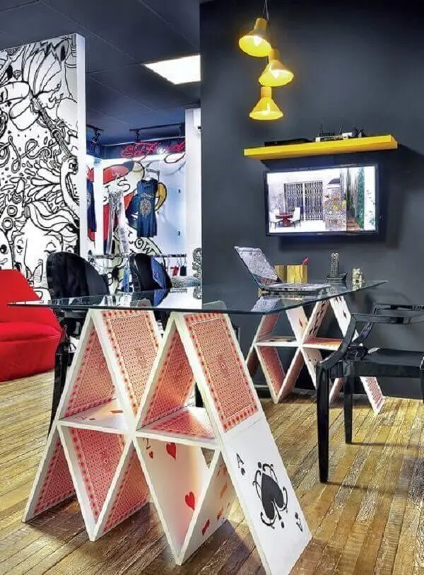 Mesas criativas e prateleiras coloridas para o escritório planejado