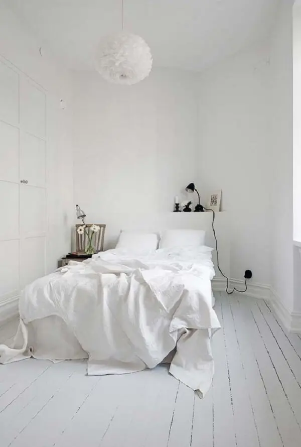 Neste quarto branco até o piso de madeira recebeu uma camada de tinta. Fonte: Pinterest