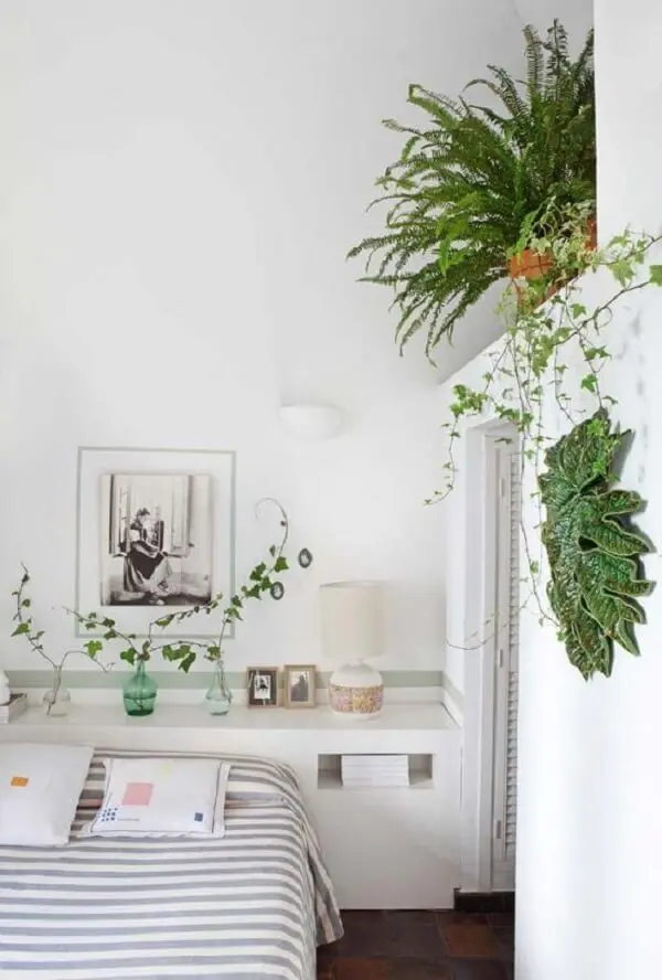 O estilo Urban Jungle traz um toque verde e fresco para a decoração de quarto branco. Fonte: Pinterest