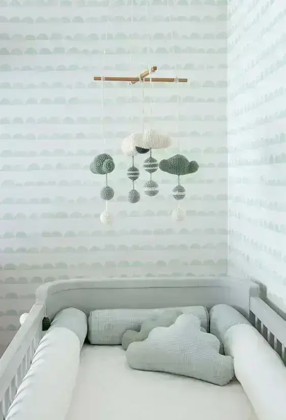 O papel de parede com nuances em verde traz calmaria para o quarto de bebê - Fonte: Pinterest