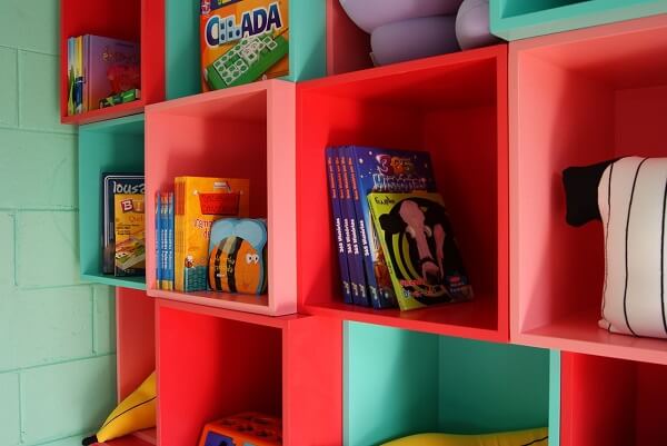 Os nichos coloridos alegram o quarto infantil