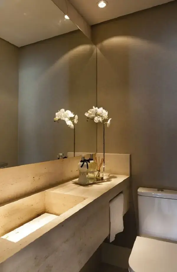 Para complementar a decoração utilize uma bandeja para banheiro espelhada sobre a bancada clara
