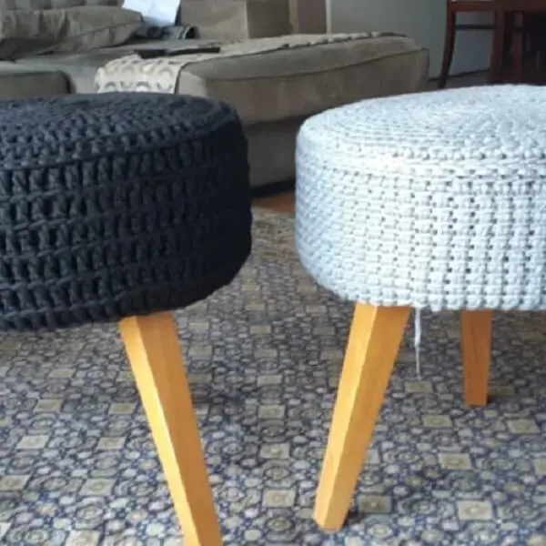 Puff com assento feito com acabamento em crochê tunisiano
