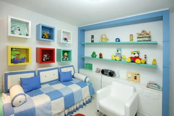 Os nichos coloridos para quarto infantil organizam o cômodo