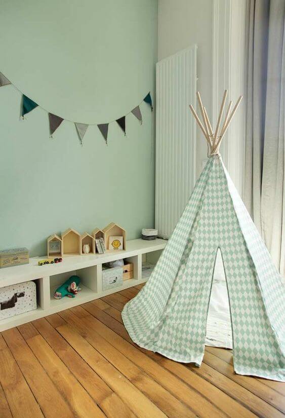 Quarto infantil com parede verde e piso de madeira - Fonte: Pinterest