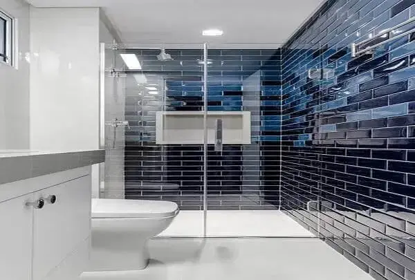 Revestimento cerâmico para banheiro com acabamento espelhado. Fonte: Decore News Arquitetura