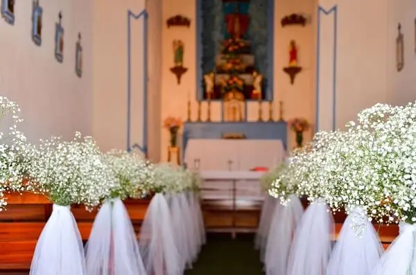 Decoração simples para a entrada da noiva na igreja