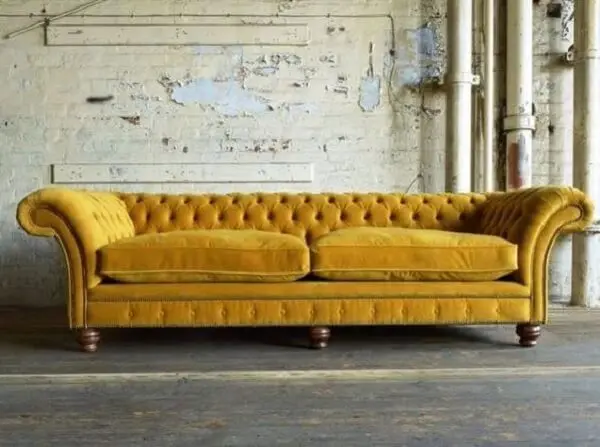Modelo de sofá amarelo chesterfield