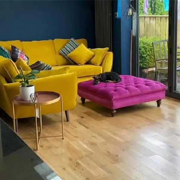 Sala de estar pequena com sofá amarelo de veludo