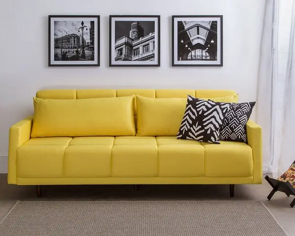Ambiente minimalista com sofá amarelo e tapete de sisal