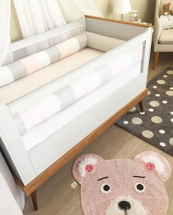 Tapete rosa em formato de urso para quarto de bebê. Fonte: Finesses Baby
