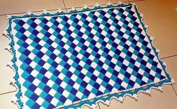Tapetinho em tons de azul feito com crochê tunisiano