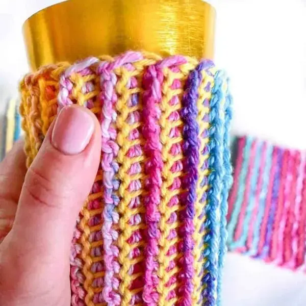 Utilize linhas coloridas para colocar em prática a técnica de crochê tunisiano