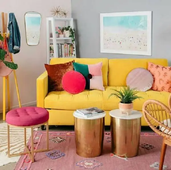 Almofadas para sofá amarelo com formatos e desenhos criativos