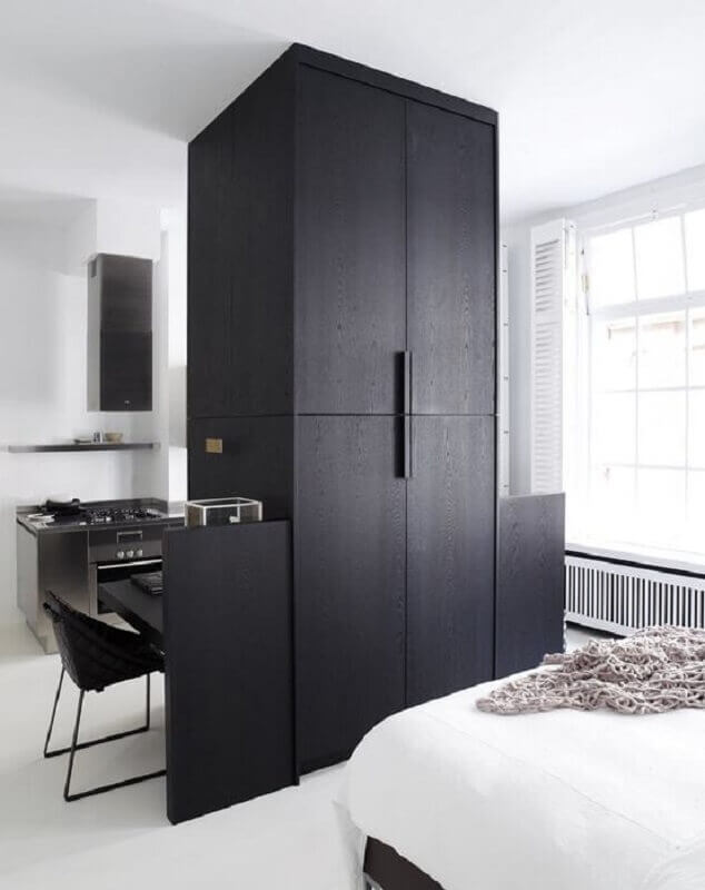 apartamento pequeno decorado com guarda roupa na cor preta Foto Pinterest