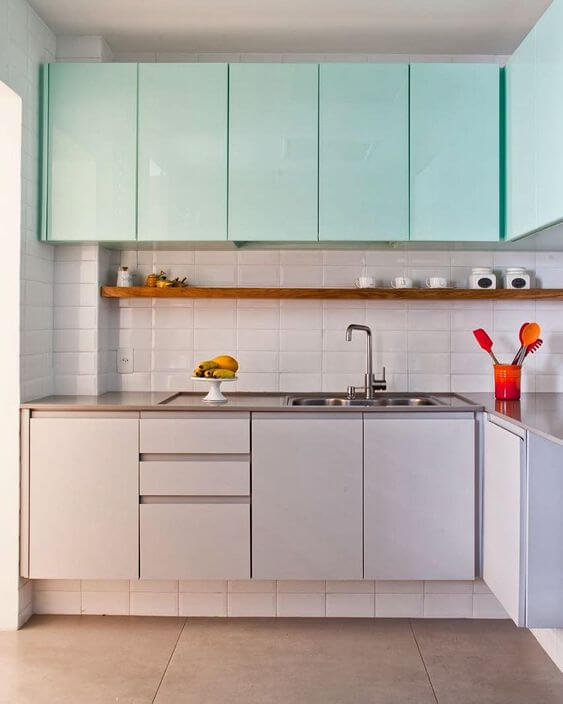 Armário de cozinha aéreo verde e cinza 